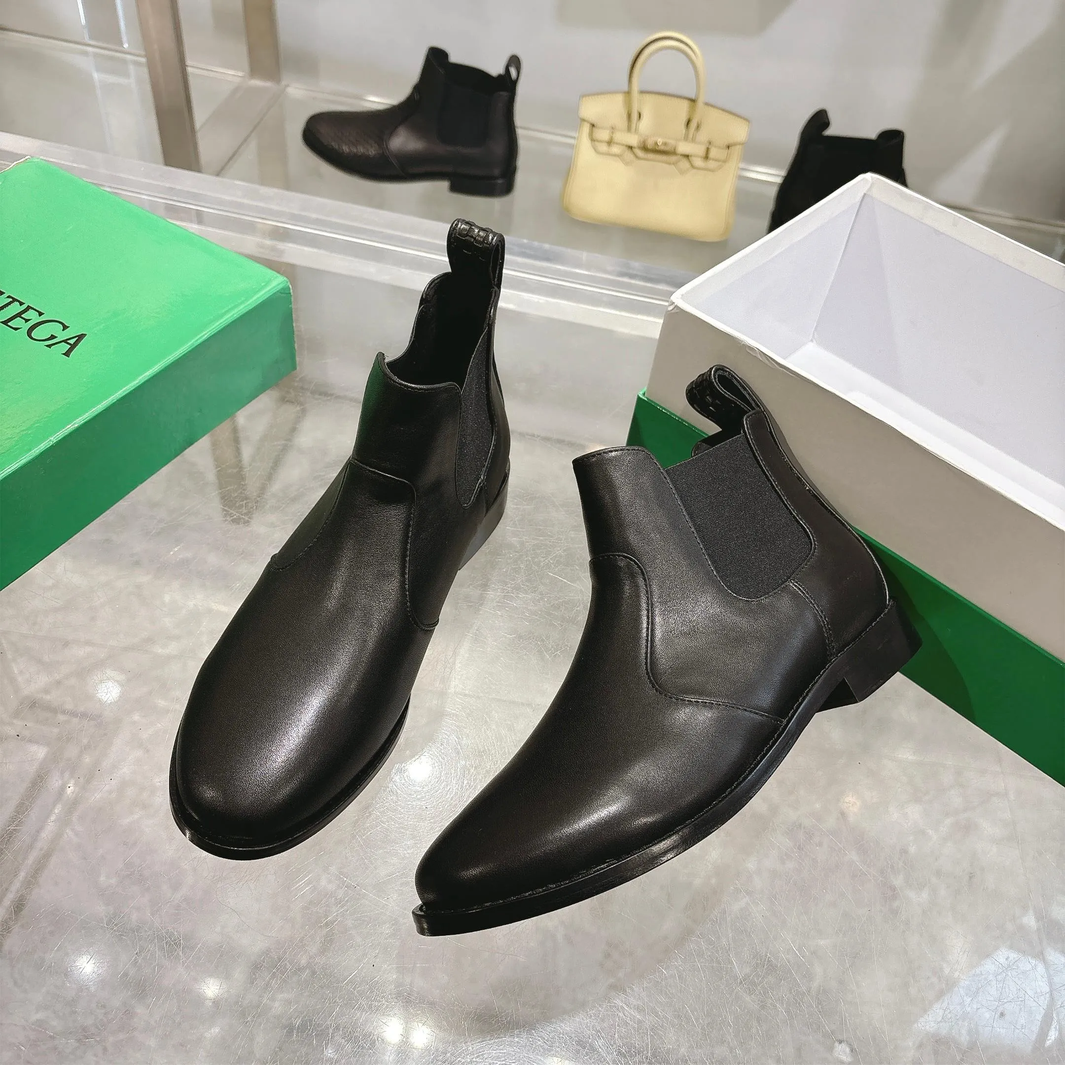[BV] Top P:980💰Size for couples: Female 35-39 Male 39--44 (Female 40. Male 38.45.46.47 customization is not returnable) [Note‼ ️] Add 💰 to size 46, add 20💰 to size 47, Bottega Veneta 2025 autumn and winter counter synchronized style Bottega Veneta small round toe short boots, high mercerized cow velvet, solid color cow lining! Leather outsole! A one-to-one replica of the original! Fine workmanship! quality assurance!